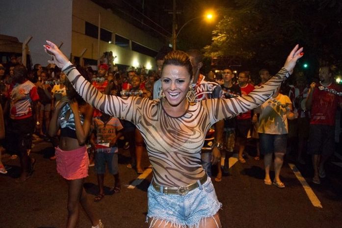 Em ensaio de rua, Viviane Araújo é pura empolgação