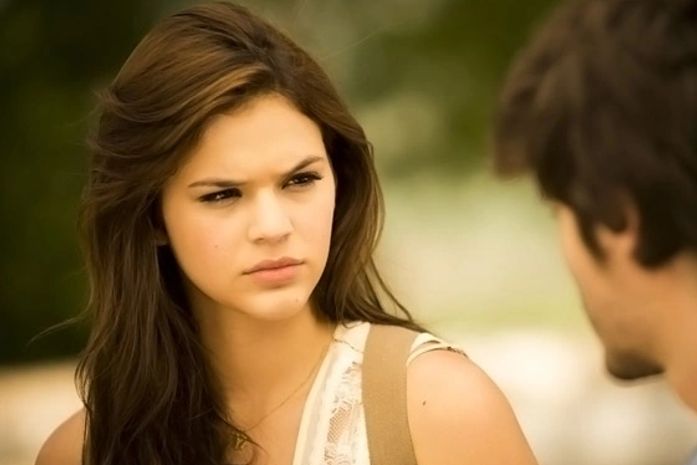 Helena enfrenta a família e conta que está grávida de Laerte