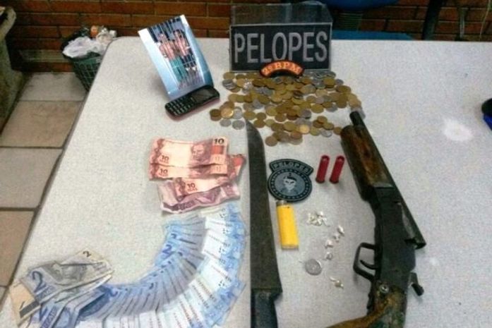 Jovens são presos acusados de tráfico e porte ilegal de arma