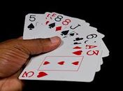 Homem se irrita e esfaqueia jovem durante jogo de cartas