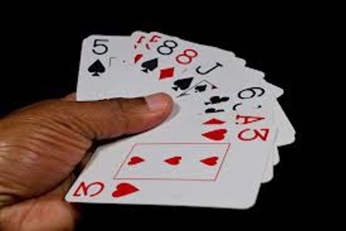 Homem se irrita e esfaqueia jovem durante jogo de cartas