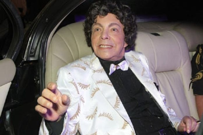 Cauby Peixoto chega de limousine para sua festa de 83 anos