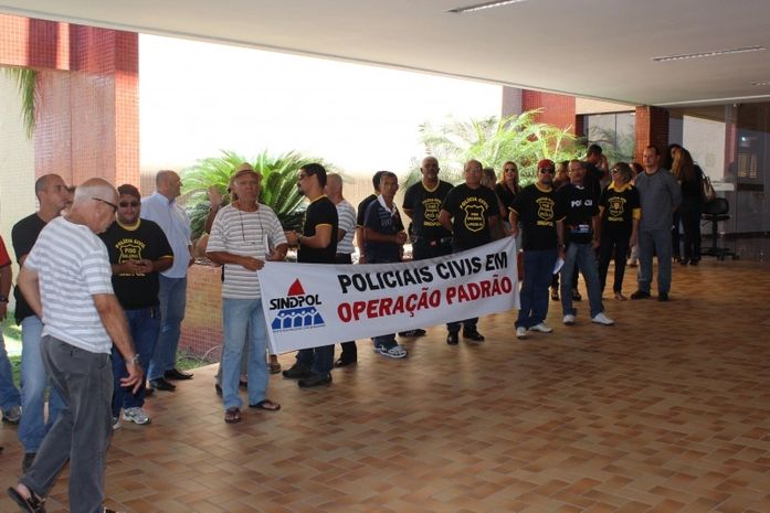 Sindpol protesta em formatura de policiais e cobra diálogo com governo
