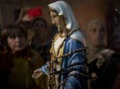 Estátua da Virgem Maria “chora” óleo em Israel, segundo fiéis