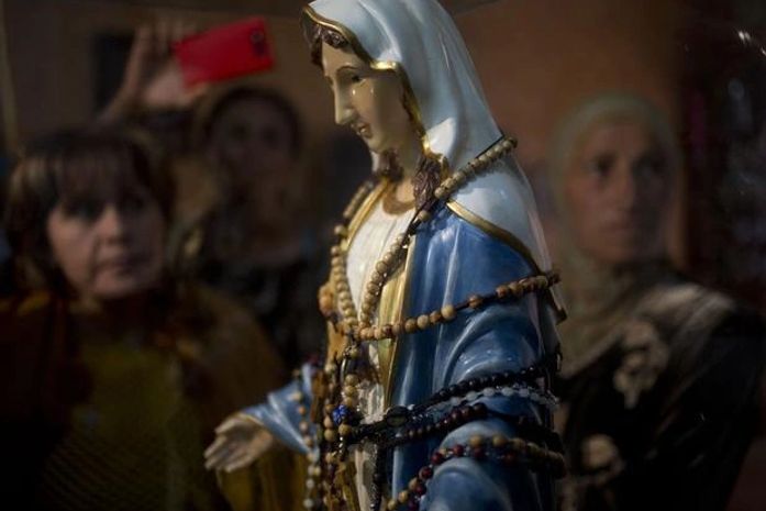 Estátua da Virgem Maria “chora” óleo em Israel, segundo fiéis