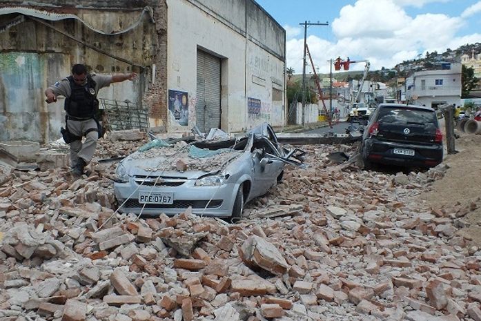 Muro de galpão desaba e atinge quatro pessoas em Palmeira dos Índios