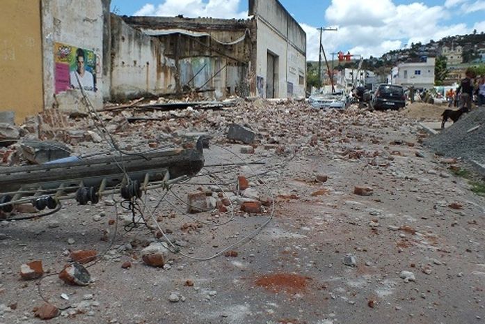 Queda de muro provocou estragos em Palmeira