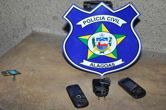 PC apreende dois celulares na delegacia de União