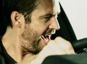 Paul Walker dirige carro em trailer de novo filme