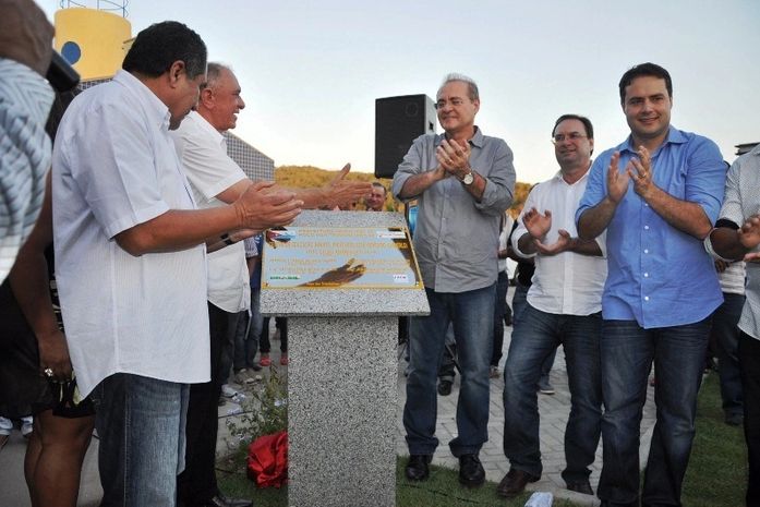 Prefeito Gildo, senador Renan, deputado Renan Filho e convidados descerram placa inaugural da c