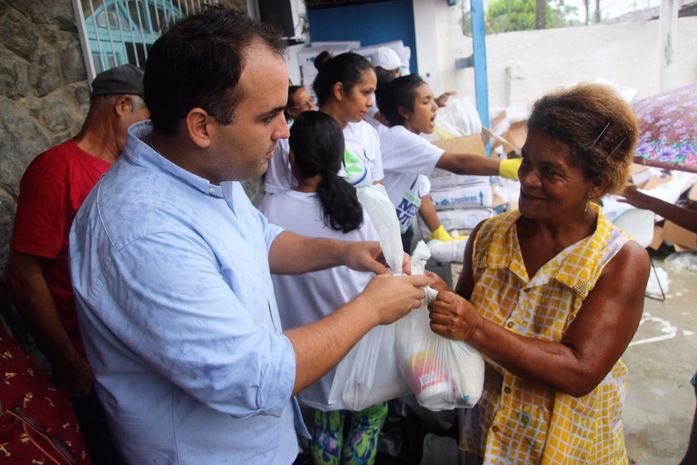 Prefeito Renato Filho distribui kit para a Semana Santa