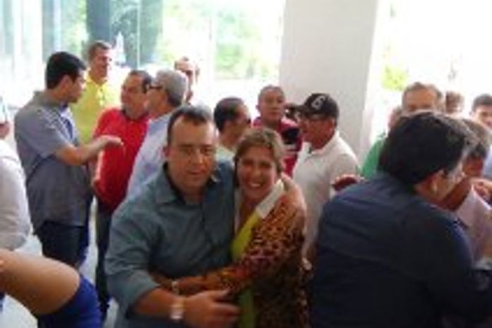 Celia Rocha abraça o empresário Ferreira Hora