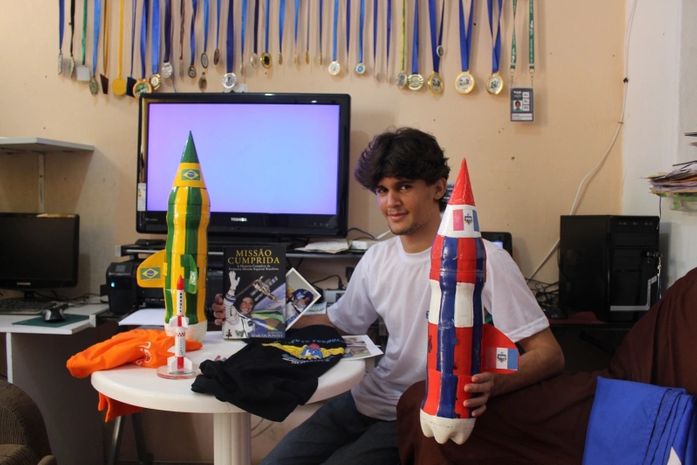 Davi exibe foguetes e parte de prêmios conquistados