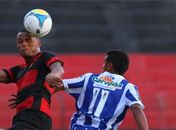 Jefferson Maranhense em disputa de bola contra o SPort