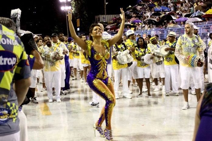 Juliana Alves encara chuva no ensaio da Unidos da Tijuca: “Não existe tempo ruim!”