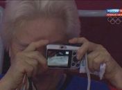 Idosa se confunde com câmera e faz 'selfie acidental' em Sochi