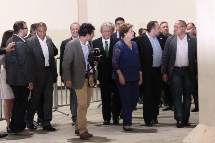 “Bote o biquíni na mala”, diz Téo para Dilma