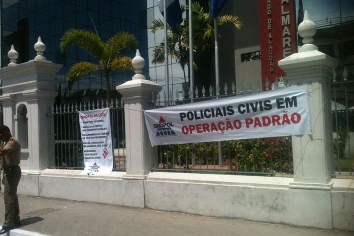 Policiais Civis estão na porta do palácio onde membros do Sindpol discutem com governador rumos da Operação Padrão