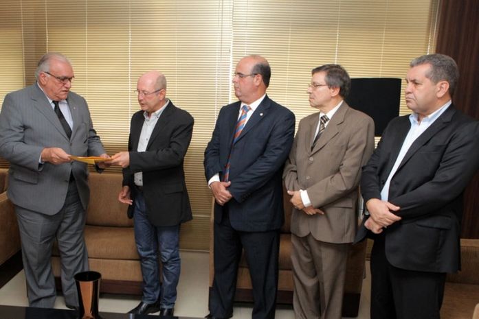Presidente do TJ entrega proposta de nova 17ª à presidência da ALE