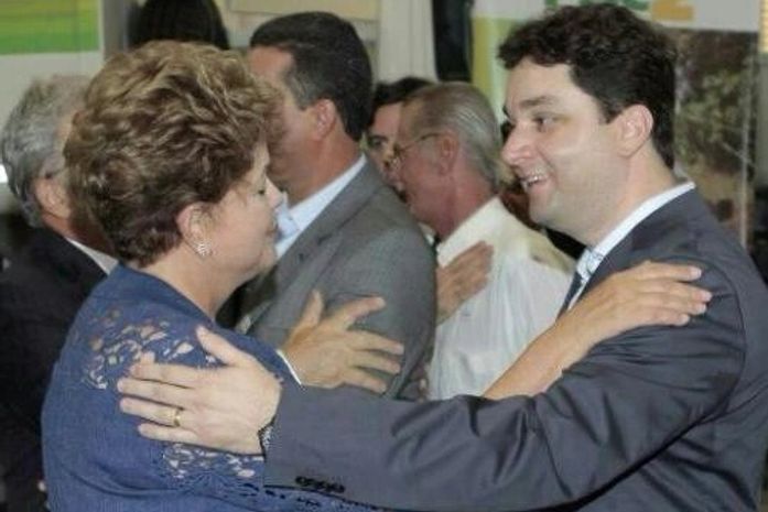 Prefeito Henrique Madeira de Maragogi recebe caminhão da Presidente Dilma