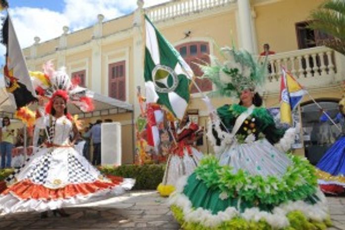 Prévias espalham clima de Carnaval pela cidade
