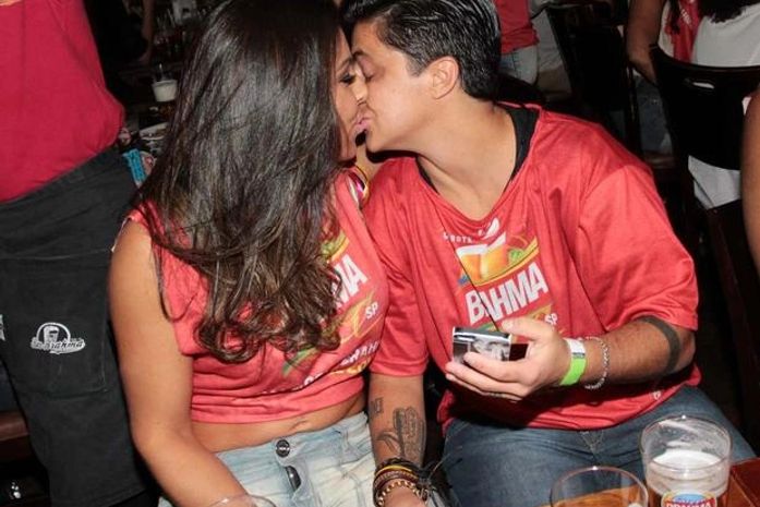 Thammy Miranda beija a namorada em evento pré-Carnaval em SP