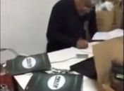 Agente da PF na sede de uma das empresas