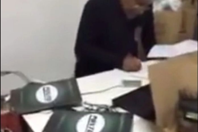 Agente da PF na sede de uma das empresas