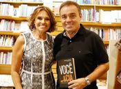 Prestigiada pelo irmão Gugu, Aparecida Liberato lança livro