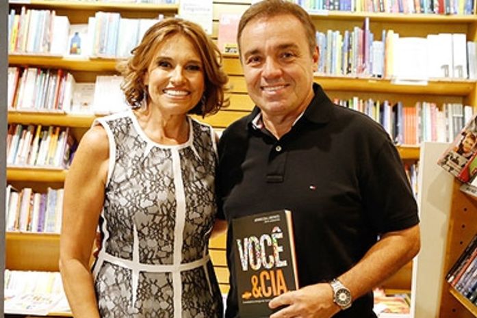 Prestigiada pelo irmão Gugu, Aparecida Liberato lança livro