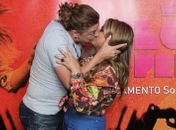 Preta Gil ganha beijão de David Brazil em lançamento de DVD