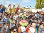 Desfile de blocos e bonecos gigantes animam as prévias carnavalescas de Limoeiro