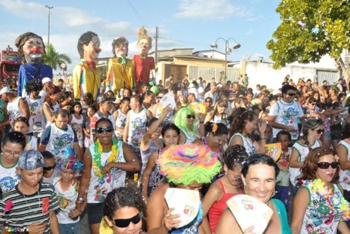 Desfile de blocos e bonecos gigantes animam as prévias carnavalescas de Limoeiro