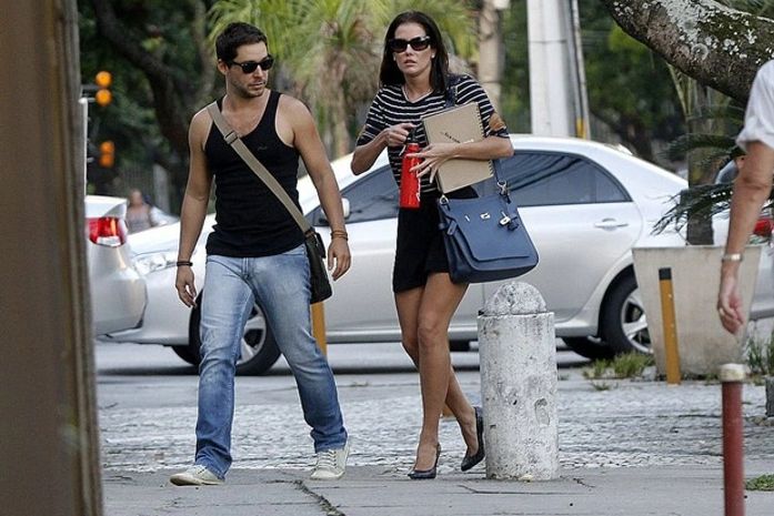 Deborah Secco deixa curso acompanhada do namorado