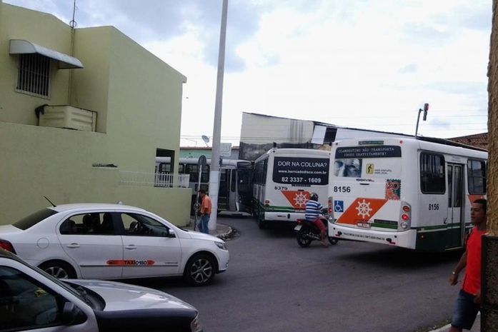 Colisão entre ônibus deixa trânsito lento no bairro da Ponta Grossa