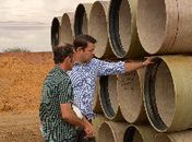 Marcos Fireman confere os canos da adutora do agreste