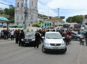 Monitores da Unidade de Menores fecham rua no Centro e cobram salários