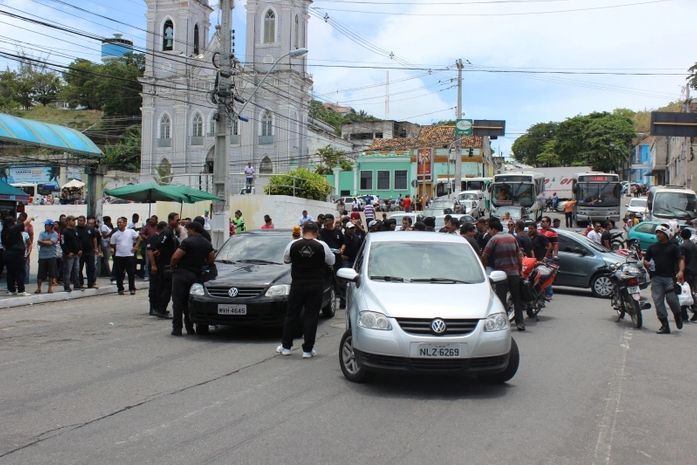 Monitores da Unidade de Menores fecham rua no Centro e cobram salários