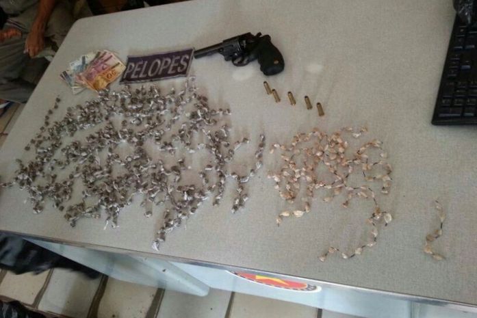 Menores são apreendidos com arma e grande quantidade de drogas