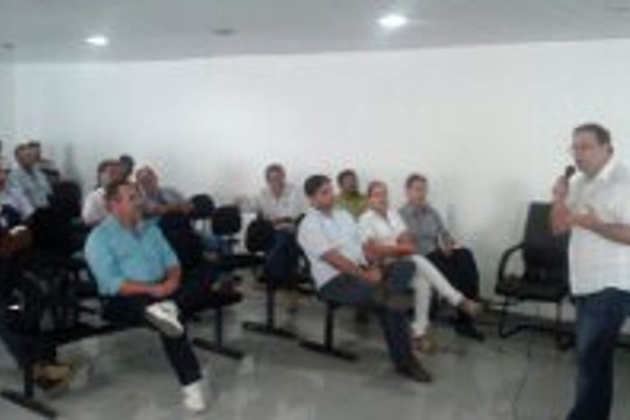 Luciano fez palestra em Capela para auditorio cheio sobre a crise sucroalcolleira.