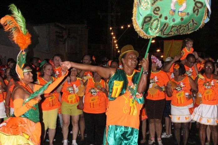Prévia carnavalesca reúne 90 blocos e anima ruas do Jaraguá