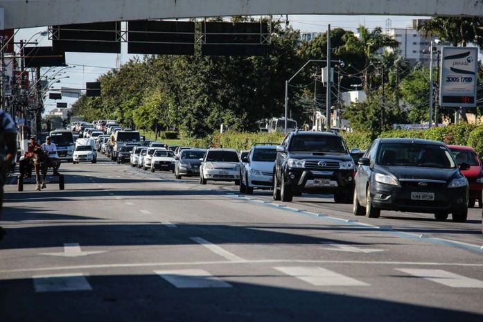 Motoristas de ônibus que trafegam pela faixa exclusiva passarão por curso