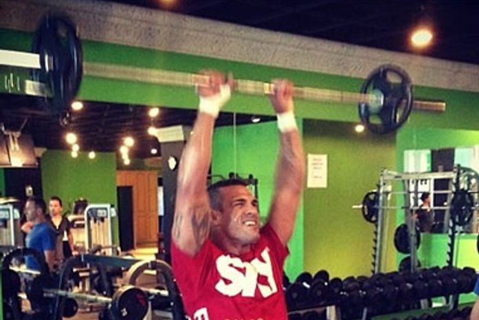 Vítor Belfort treina para enfrentar Chris Weidman