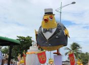 Desfile do Pinto da Madrugada leva milhares à orla de Maceió