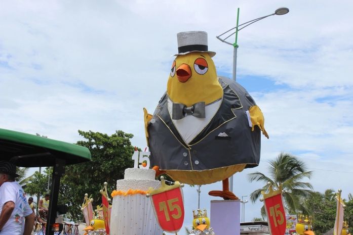 Desfile do Pinto da Madrugada leva milhares à orla de Maceió