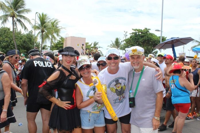 Foliões abusam da criatividade nas fantasias