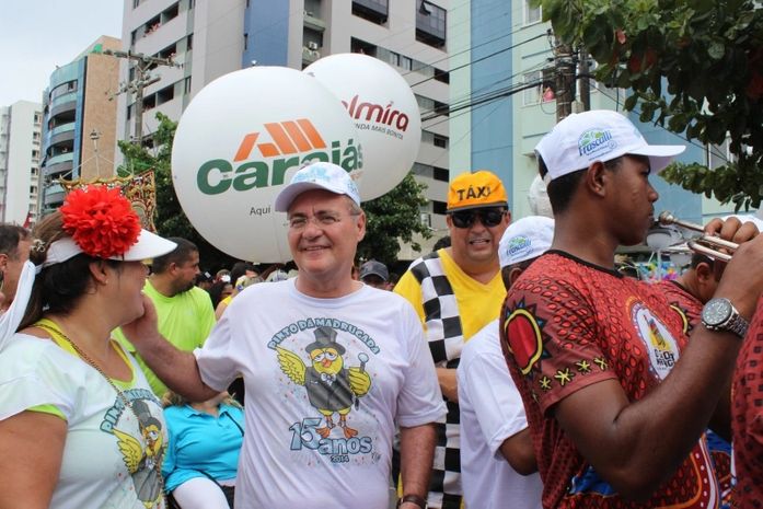 Senador Renan Calheiros acompanhou bloco junto com a família