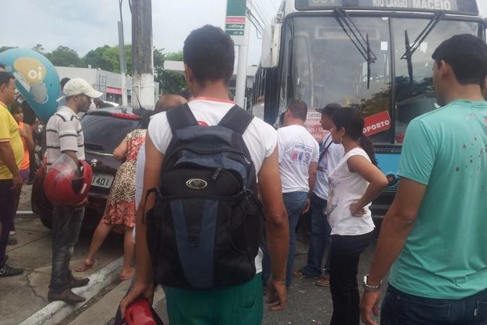 Acidente envolvendo ônibus e carro assusta passageiros na Fernandes Lima