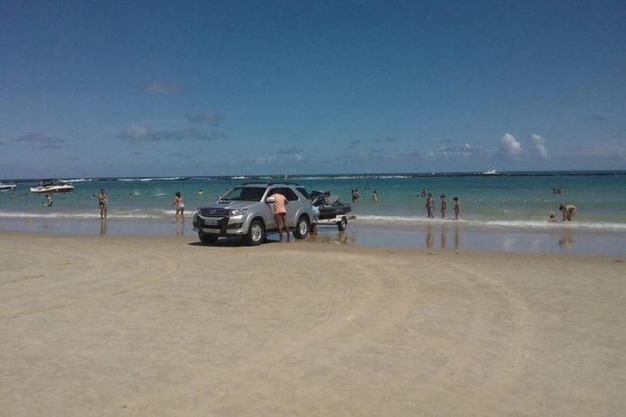 Perigo: banhistas denunciam trânsito de veículos em balneários turísticos