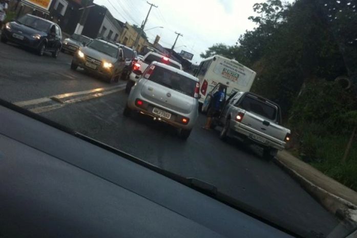 Colisão entre veículos deixa trânsito lento na Avenida Leste-Oeste
